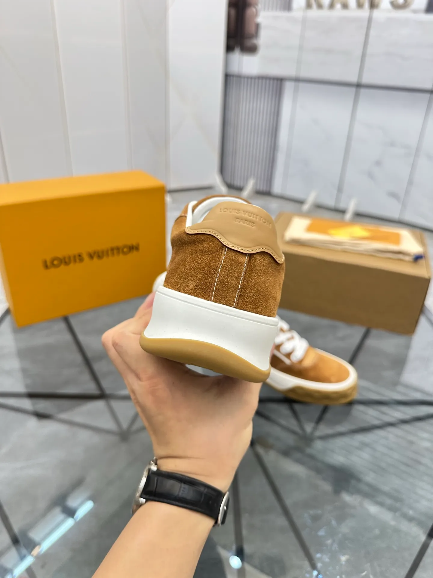 Men's shoes for sale 💰: 💰P660¥ Top quality Comes with airplane case Product trademark: LV* "Louis Vuitton*" low-top casual shoes Regular size: 35-44 (can be customized to 45) Couple style Product materials: imported nubuck leather upper, sheepskin lining, original outsole. Number: 819